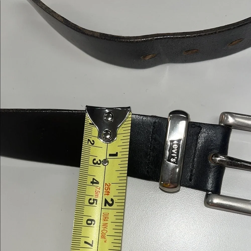 Levi’s dark brown Leather Belt preowned size 32/ silver tone buckle